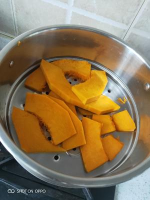 “南瓜芝麻球”聚餐必做小点心的做法 步骤1
