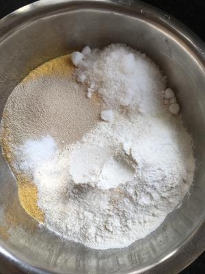 二十年面点老师傅分享的「玉米面饼子」做法，玉米控抓紧收???的做法 步骤5