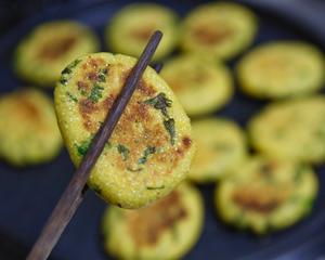 玉米面菜饼子（贴饼子）的做法 步骤15