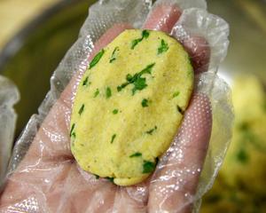 玉米面菜饼子（贴饼子）的做法 步骤12