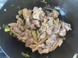 铁锅炖鸡（附加详细玉米饼教程）的做法 步骤9