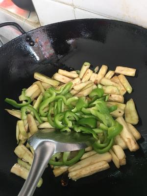 茄子?炒青椒的做法 步骤13