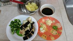 土豆烧茄子的做法 步骤1