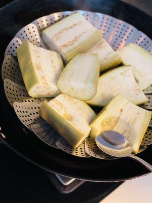 低脂版凉拌茄子?下饭神器太好吃了！（附低脂万能凉拌汁）的做法 步骤1