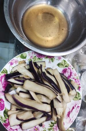 家常菜：茄子炒肉丝（少油保色法）的做法 步骤7