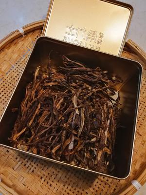 立秋了时令的??刚上市，接着上篇“夏日?晒的茄子?干”，用电饭锅做个厨友们喜欢、又简单、快手的“?干?子捂红烧肉”烘着土?肉香，吸足了汤汁，软糯糯的，一?一?好吃?的停不下来，你们要的?干捂肉的做法 步骤3