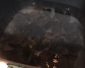 凉拌黄瓜黑木耳的做法 步骤3