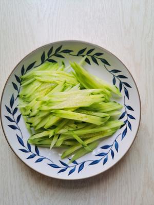 鸡胸肉拌黄瓜丝~好吃不腻，每次做的都不够吃！的做法 步骤7