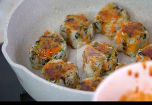 海苔碎饭团虾仁黄瓜蛋汤照烧芝士饭团午餐肉芝士饭团 紫薯米糊的做法 步骤6