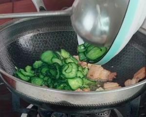 黄瓜炒肉片的做法 步骤7