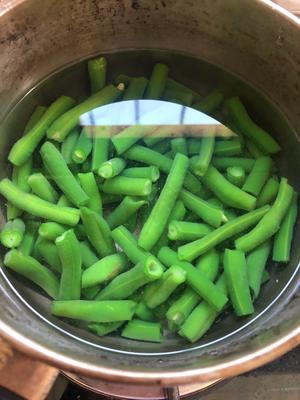 家常可口凉拌菜麻酱豆角的做法 步骤2