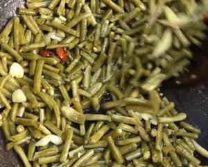 简单易做上手快，自制美味下饭酸豇豆的做法 步骤7