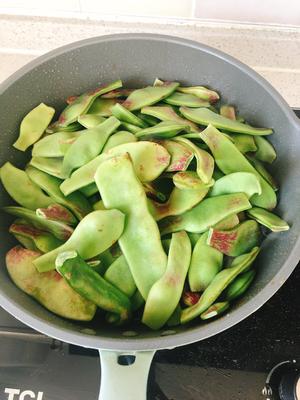 菜饭一锅出豆角焖卷子（发面卷子）的做法 步骤15