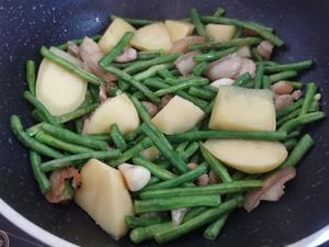 好吃的土豆豇豆焖绿豆面的做法 步骤3