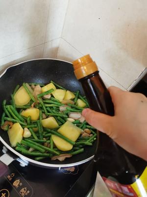 好吃的土豆豇豆焖绿豆面的做法 步骤5