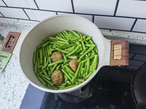 远cc私房菜之豇豆（豆角）炖肉圆（小白亦可做，不要求刀工，萌新福利）的做法 步骤2