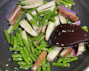 蒜蓉四季豆炒茄子（亦可做蒜蓉豇豆）——中式一日三餐（一百零五）的做法 步骤3