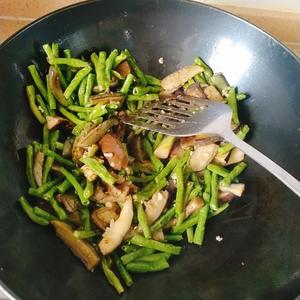 豇豆烧茄子的做法 步骤9