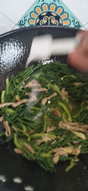 肉炒冻豇豆角的做法 步骤6