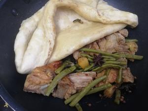 东北名菜一锅出之焖饼排骨炖豆角的做法 步骤10