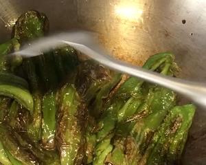 百吃不厌的糖醋虎皮青椒，有丰富的维C、膳食纤维，多吃益善的做法 步骤5
