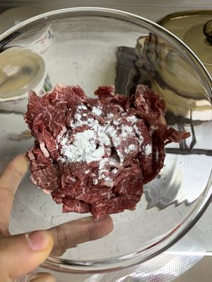 老少皆宜的一道“青椒洋葱爆炒牛肉”的做法 步骤1