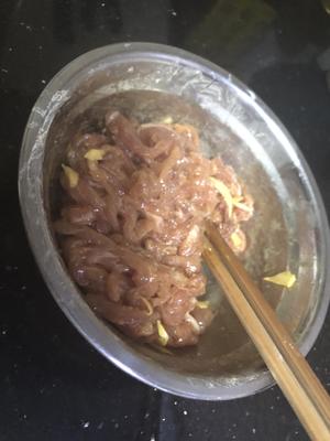 家常菜青椒炒肉的做法 步骤4