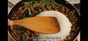 青椒肉丝烩饭(b站：花一的厨房)自用的做法 步骤11