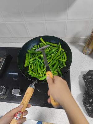 烧椒酱(用铁锅煎青椒版本)的做法 步骤4