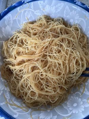 三丝鸡蛋炒粉?超级懒人食谱，好吃不腻的做法 步骤2