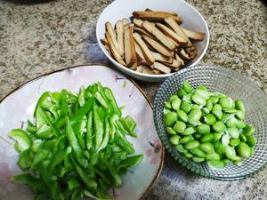 【汐汐家常菜】简单素炒·青椒干子炒毛豆的做法 步骤1