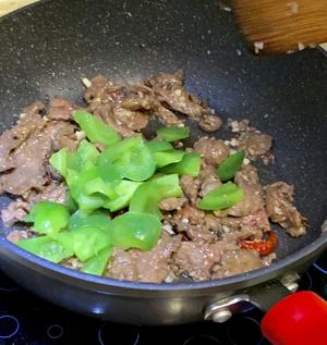 3分钟快手青椒炒牛肉，家庭版无盐无味精嫩香牛肉，我的常备菜单的做法 步骤10