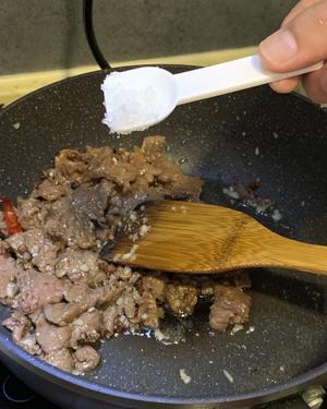 3分钟快手青椒炒牛肉，家庭版无盐无味精嫩香牛肉，我的常备菜单的做法 步骤9