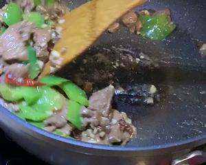 3分钟快手青椒炒牛肉，家庭版无盐无味精嫩香牛肉，我的常备菜单的做法 步骤12