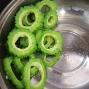 苦瓜新做法！比菜馆里的好吃一万倍！小孩也爱上吃苦瓜！的做法 步骤1