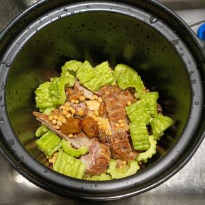 苦瓜黄豆淡菜煲烧骨汤的做法 步骤5