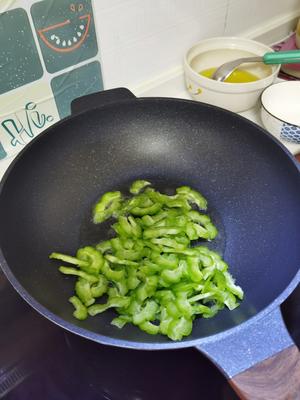 一定要试试这个苦瓜炒饭，特别的好吃！！的做法 步骤4