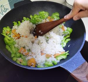 一定要试试这个苦瓜炒饭，特别的好吃！！的做法 步骤5