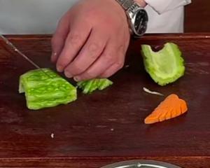 苦瓜炒鸡蛋的做法 步骤1