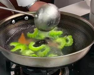 苦瓜炒鸡蛋的做法 步骤4