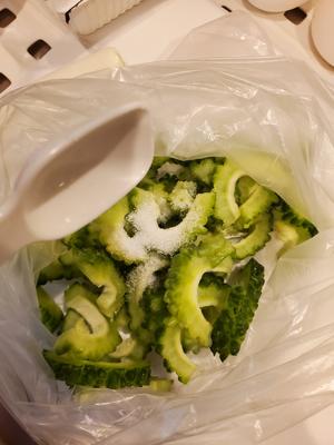 苦瓜豆腐鸡蛋 冲绳料理的做法 步骤1