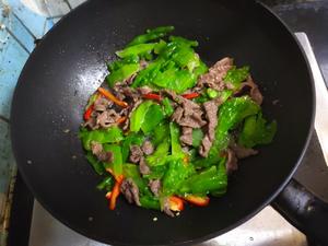 源苦释甘(牛肉炒凉瓜，低碳生酮友好)的做法 步骤8