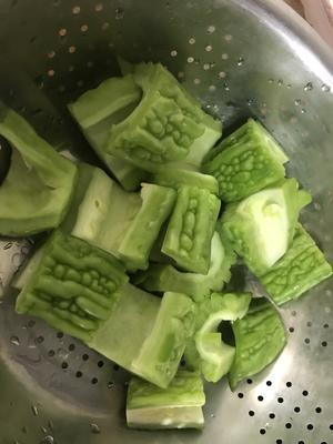 四季皆宜100%还原台湾特色凤梨苦瓜鸡汤的做法 步骤3