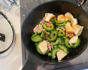 冲绳料理ゴーヤーチャンプルー（苦瓜豆腐炒肉）的做法 步骤8