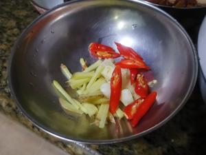 狂吃两碗饭的苦瓜炒腊肉的做法 步骤1