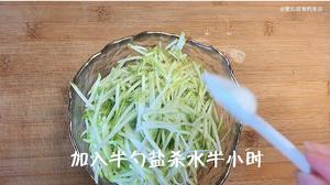 减脂主食【西葫芦蔬菜鸡蛋糕】的做法 步骤2