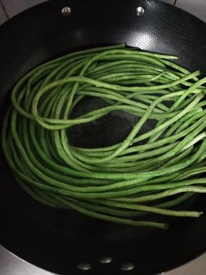 一次能吃8个的豇豆（西葫芦）虾仁鸡蛋木耳包子/饺子的做法 步骤1