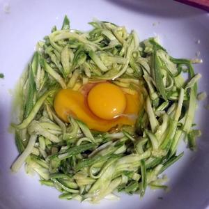 西葫芦鸡蛋饼的做法 步骤2
