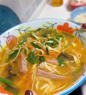 早餐鸡蛋饼 西葫芦虾饼角瓜饼宝宝的鸡蛋水饼早餐小松饼麻酱汤面 韭菜鸡蛋饼炸鸡蛋泡泡的做法 步骤4