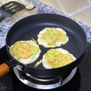 不重样早餐组合：牛奶燕麦粥+西葫芦饼+烤肠+鲜榨果汁的做法 步骤22